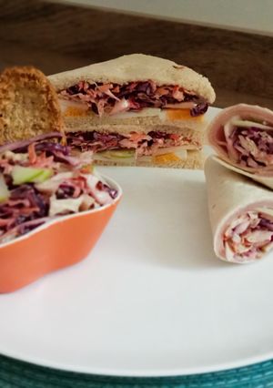 Una foto de Tres versiones diferentes de servir una ensalada de repollo y lombarda