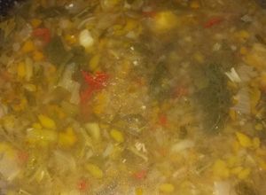 Una foto de Sopa de verduras con carcasa de pollo