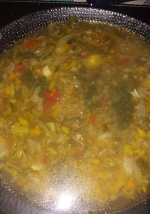 Una foto de Sopa de verduras con carcasa de pollo