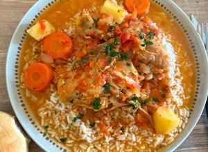 Una foto de Estofado de pollo con papas y arroz 🥘🫶🏻✨