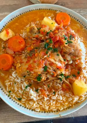 Una foto de Estofado de pollo con papas y arroz 🥘🫶🏻✨