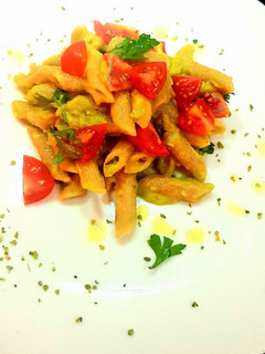 Una foto de Pasta integral con guacamole y tomate cherry