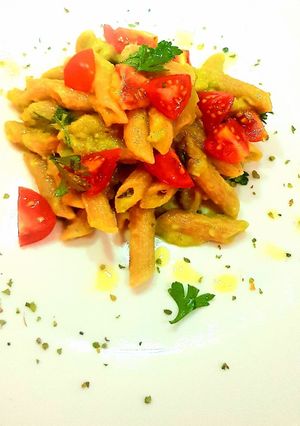 Una foto de Pasta integral con guacamole y tomate cherry