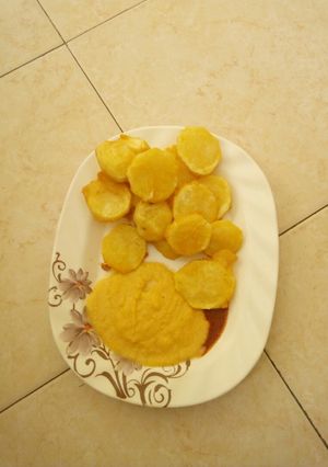 A picture of Viazi vya slice n chutney.