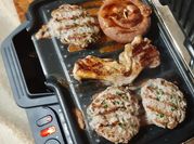 Une photo de steak haché et oeuf