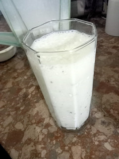 A picture of Banana and dates shake😜💪.