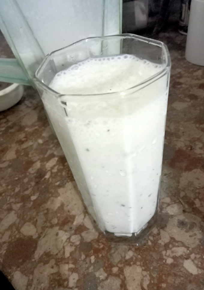 A picture of Banana and dates shake😜💪.