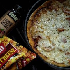 A picture of Garlic Crust Pizza.