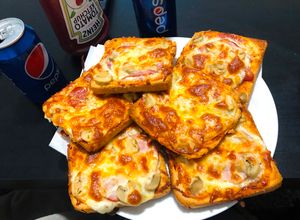 O poză a rețetei Pizza pe felii de pâine.