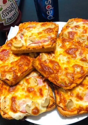 O poză a rețetei Pizza pe felii de pâine.