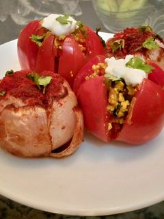 भरवाँ टमाटर (Bharwan tamatar recipe in hindi) रेसिपी मुख्य फोटो