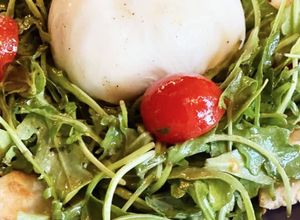 Foto de Salada de Burrata e Rúcula