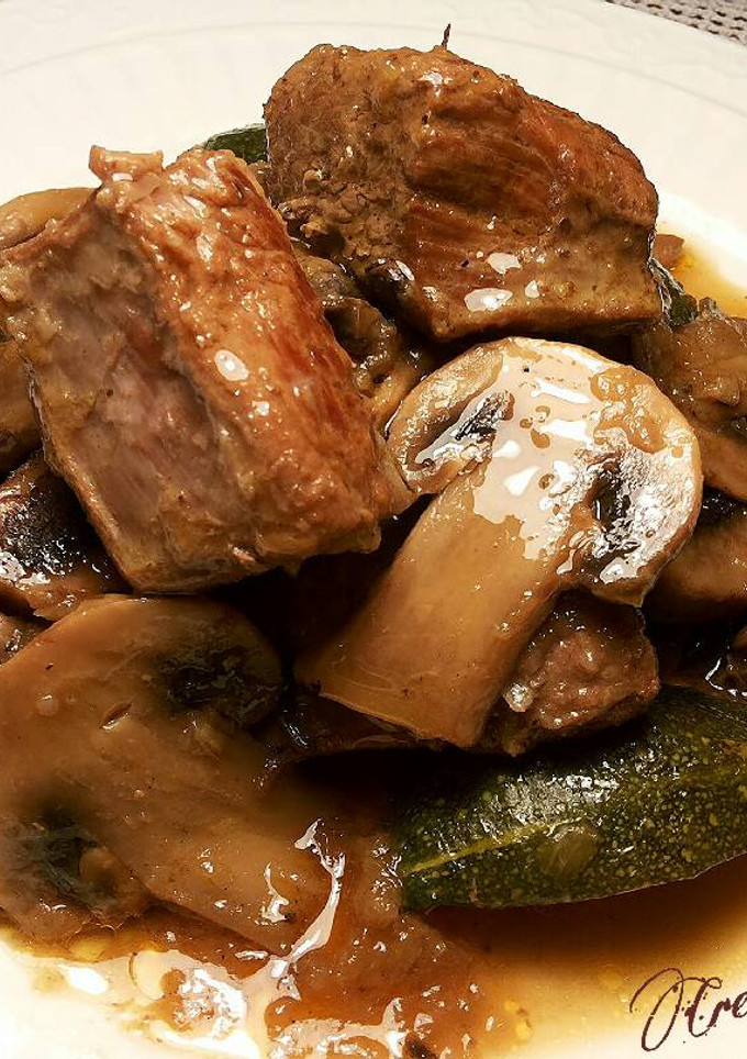 Una foto de Costillar de ternera con champiñones a las siete especias libanesas