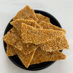A picture of Quinoa and almonds brittle.