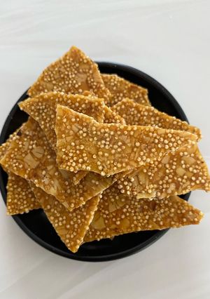 A picture of Quinoa and almonds brittle.