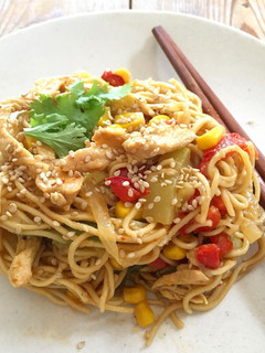 Una foto de Fideos con pollo