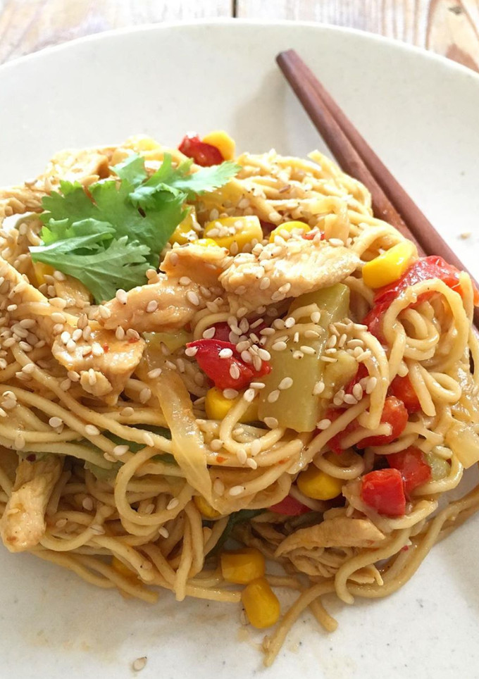 Una foto de Fideos con pollo