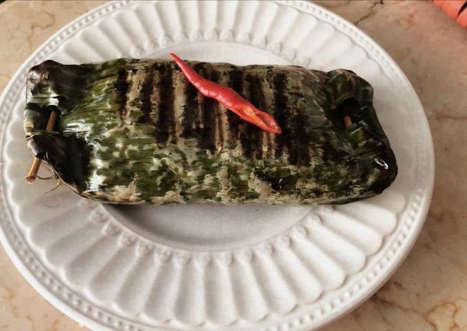 Resep Nasi Bakar Teri Ayam Tempe Kemangi Pedas oleh mama kenzo 🤍 - Cookpad