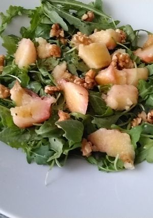 Una foto de Rúcula con paraguayas y nueces