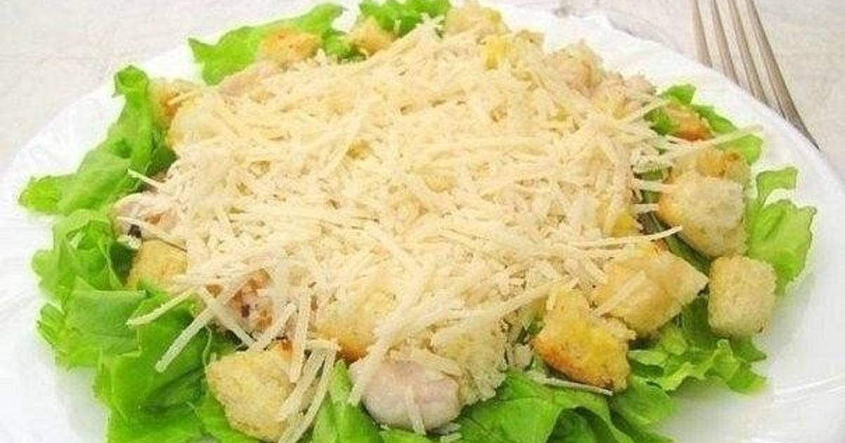 Салат цезарь с курицей и с сыром адыгейским