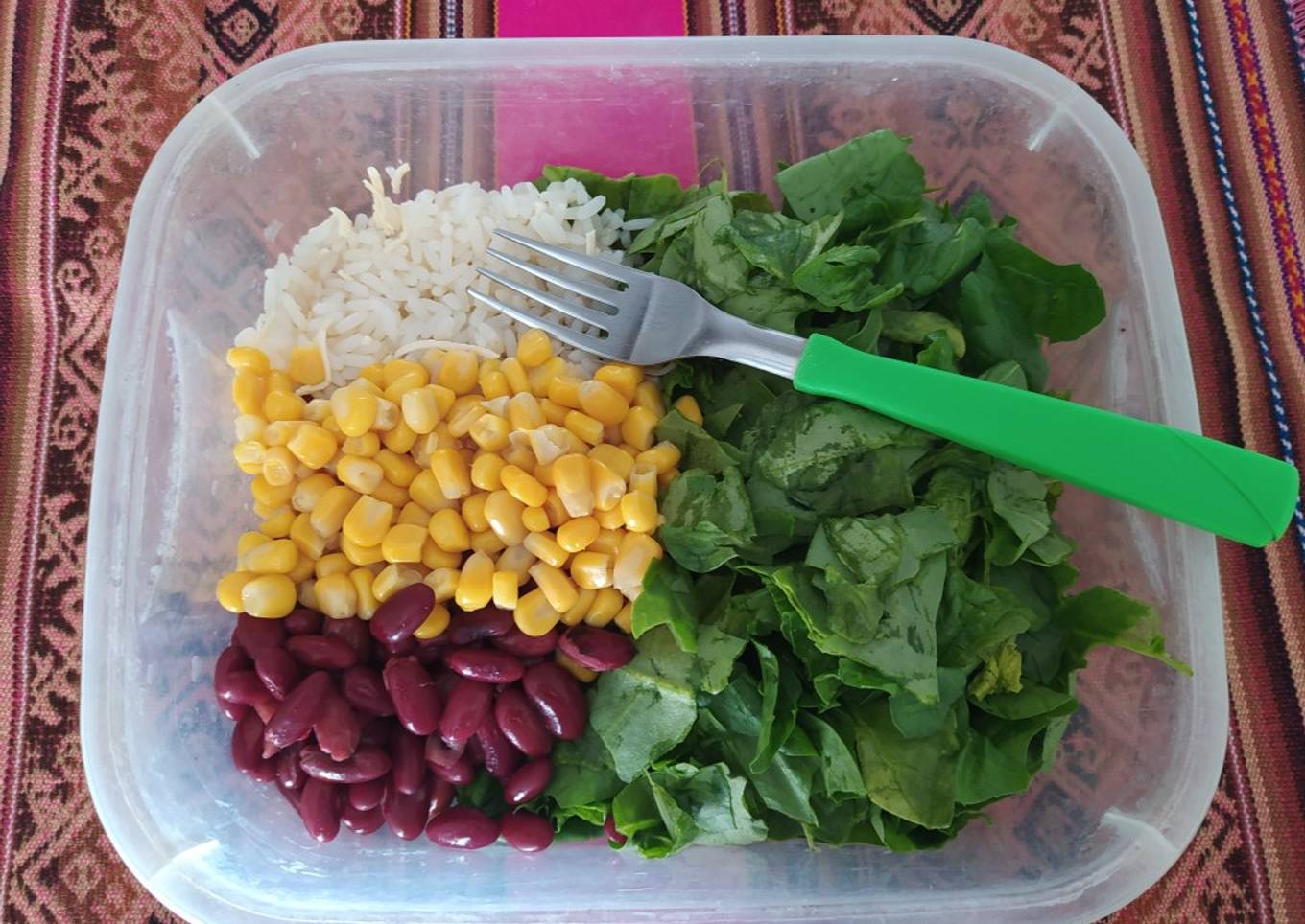 Ensalada saludable de porotos, choclo, arroz y hojas verdes