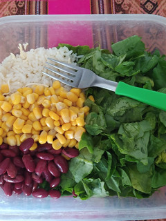 Una foto de Ensalada saludable de porotos, choclo, arroz y hojas verdes