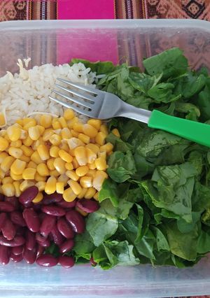Una foto de Ensalada saludable de porotos, choclo, arroz y hojas verdes