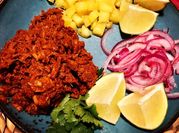 Una foto de aguja de cerdo en salsa