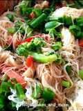 Reis-Vermicelli mit Gemüse und Hähnchen aus der Pfanne
