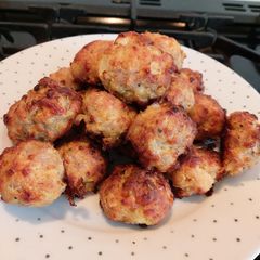 A picture of My keto, low-carb, cheese sausage balls.