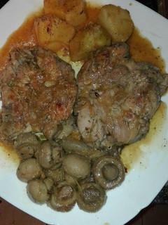 Una foto de muslo de pollo dehuesado encebollado con patatas y champiñones
