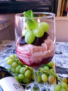 Una foto de Cremoso de vino tinto y frutos rojos
