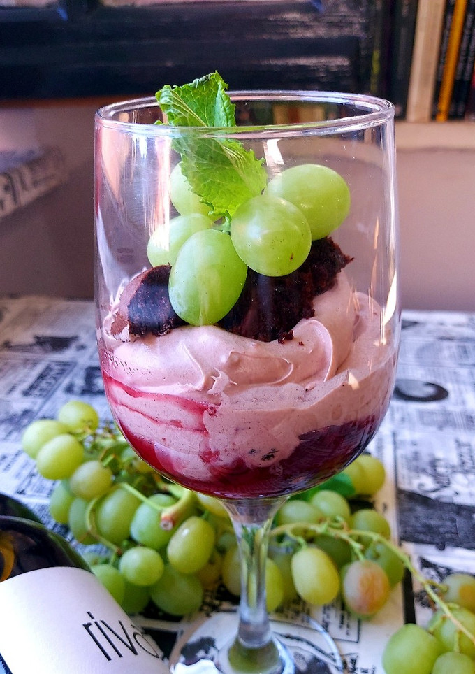 Una foto de Cremoso de vino tinto y frutos rojos