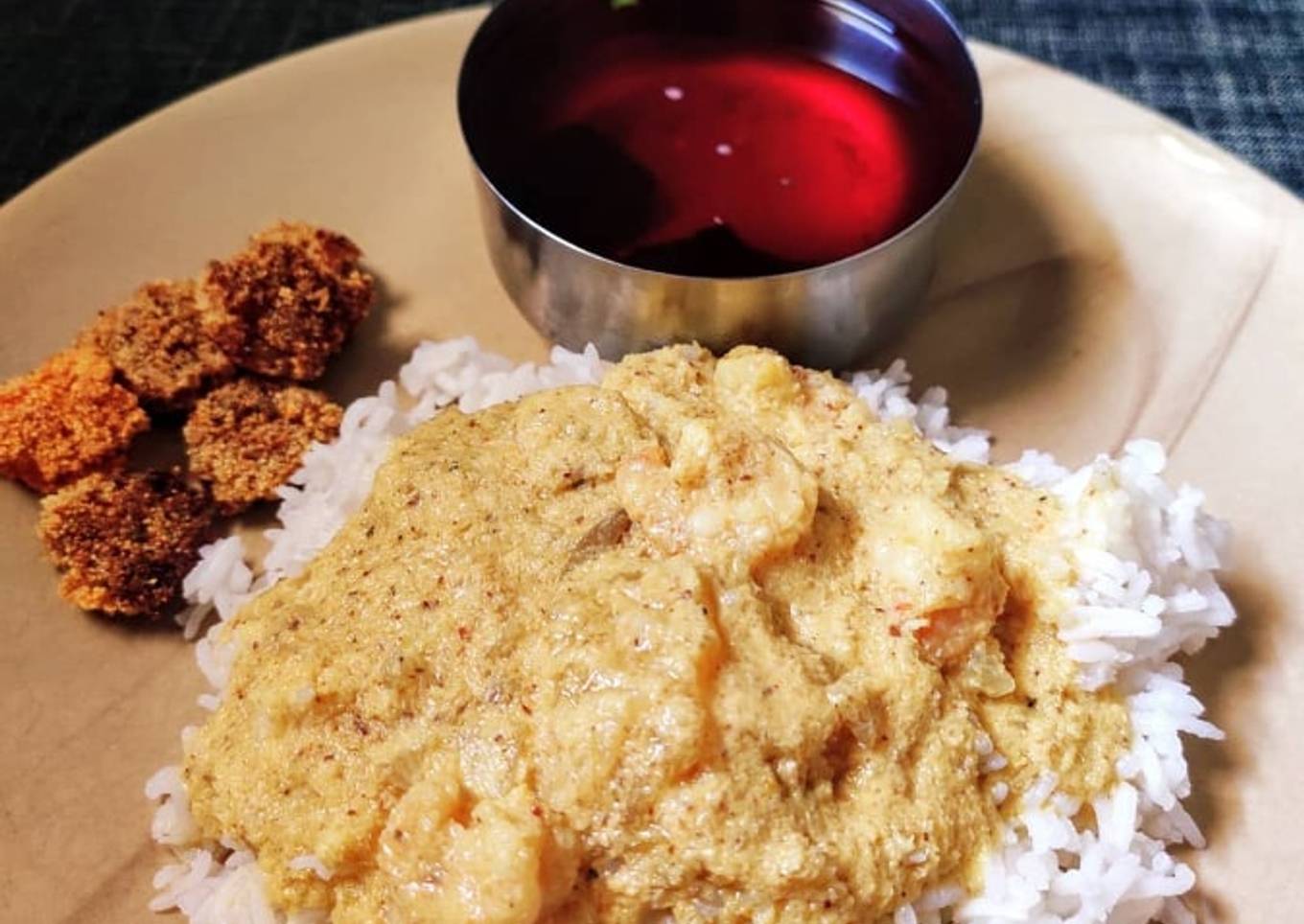 Goana-style fatty shrimp with raw curry and mango