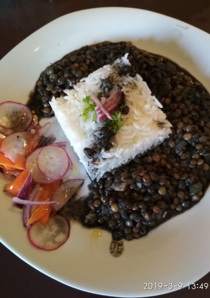 Una foto de Lentejas negras al curry rojo