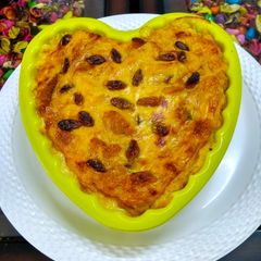 A picture of Raisin pudding.