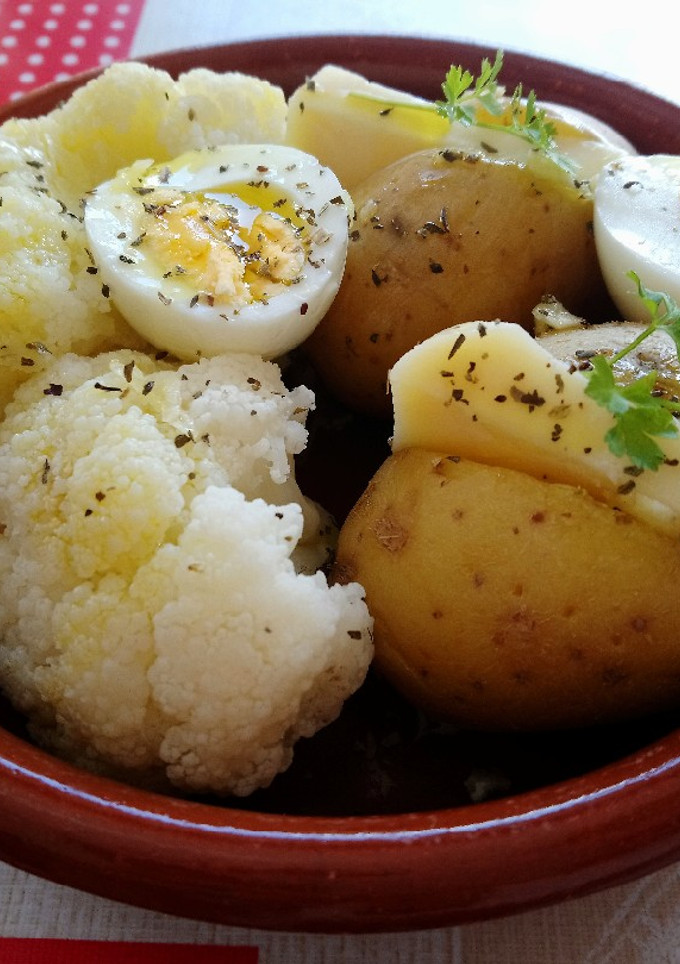 Una foto de Coliflor con patata al ajo