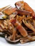 Fideos con panceta ibérica y almejas