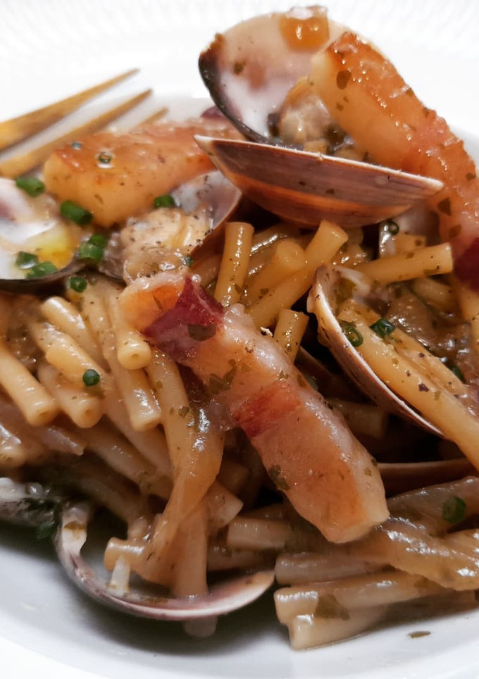 Una foto de Fideos con panceta ibérica y almejas