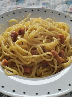 Una foto de Carbonara con huevo
