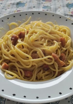 Una foto de Carbonara con huevo