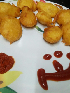 બટેટા ના ભજીયા (પકોડા) (Potato Bhajiya Recipe In Gujarati) રેસીપી મુખ્ય ફોટો