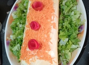 Una foto de Pionono de atún con jamón, queso, tomates y lechuga