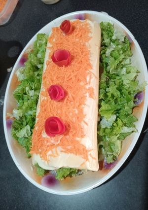 Una foto de Pionono de atún con jamón, queso, tomates y lechuga