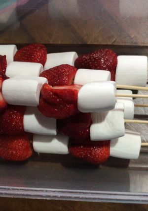 Una foto de Brochetas de frutilla con Marshmellow