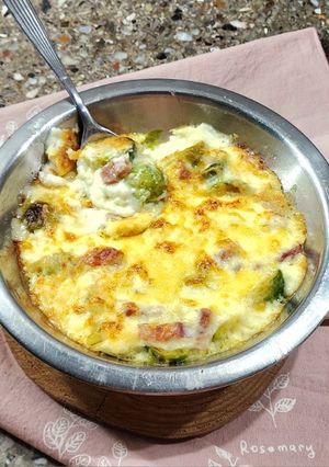 Una foto de 👵🏻Repollitos de Bruselas con panceta, salsa blanca y queso, al horno 👵🏻Receta de la abuela Coca❤