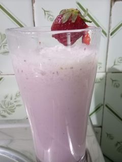 સ્ટ્રોબેરી મિલ્ક શેક (Strawberry Milk Shake Recipe In Gujarati) રેસીપી મુખ્ય ફોટો