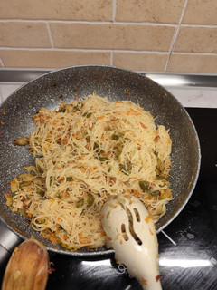 Una foto de Noodles con verduras