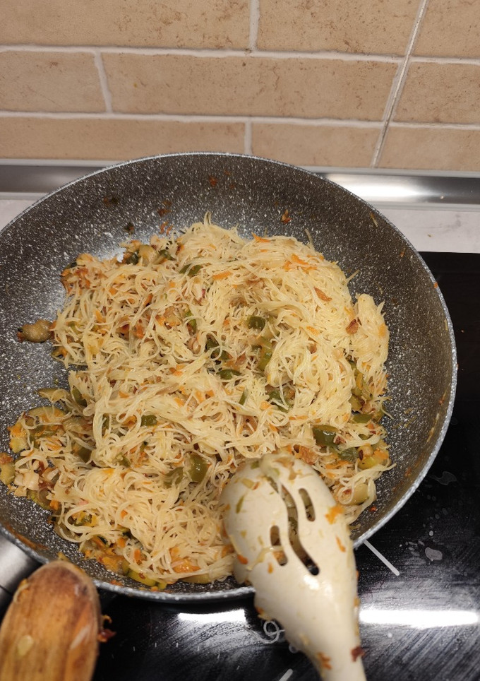 Una foto de Noodles con verduras