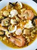 Sopa marinera de conchitas con huevos de codorniz